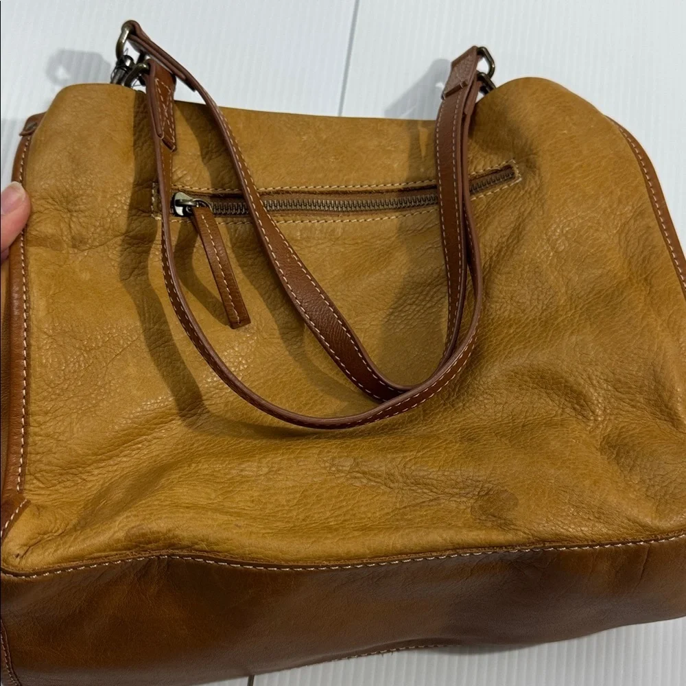 86. Women’s American Leather Co. Elegant Tan Leather Shoulder Bag